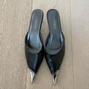 POINTED HEELS WITH SILVER DETAILS