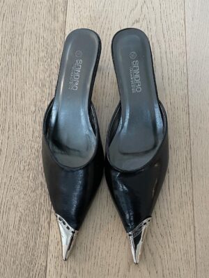 POINTED HEELS WITH SILVER DETAILS